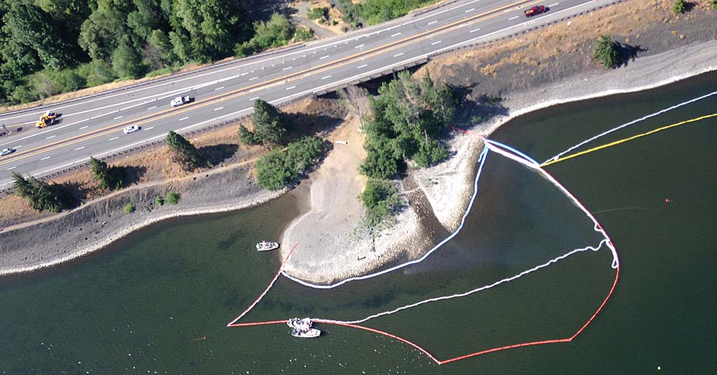 Boom in Columbia River to contain oil spill