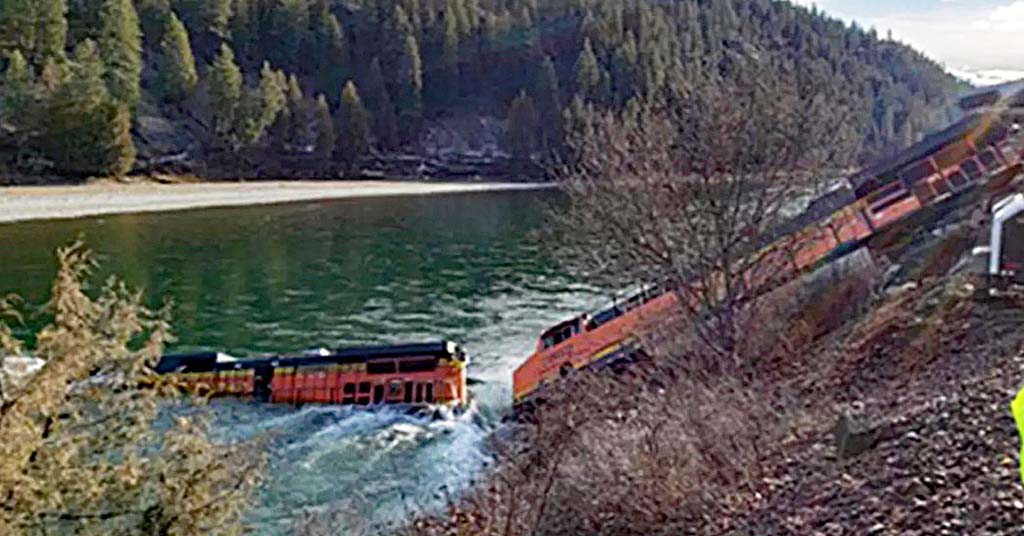 BNSF train jumps tracks and winds up in Kootenai River